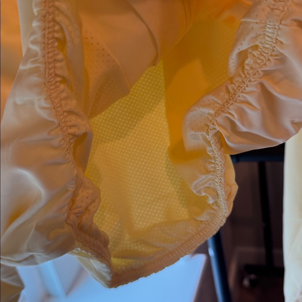 ๐๐๐ ๐ง ALO YOGA Tiebreaker Jacket-Lemon Ice medium excellent condition - Picture 13 of 15